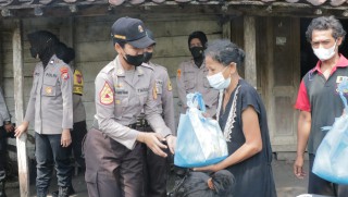 Polwan Polres Ponorogo Berikan Bantuan Kursi Roda dan Sembako, Wujudkan Polisi Peduli