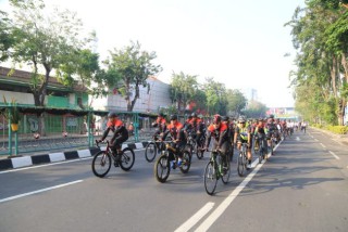 Polda Jatim Gelar Sepeda Gembira Peringati HUT Bhayangkara ke 76