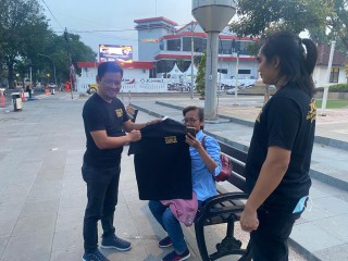 Ajak Masyarakat Perangi Narkotika,Satresnarkoba Polres Pasuruan Kota Berbagi Kaos HANI untuk Warga