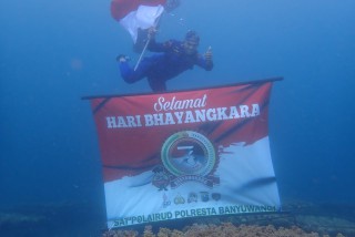 Pengibaran Bendera Merah Putih di Bawah Laut oleh Satpolair Polresta Banyuwangi Semarakkan Hari Bhayangkara Ke-76