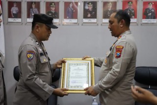 Pertemukan Kembali Kakek Muhadi dengan Keluarga, Kapolres Trenggalek Berikan Penghargaan Aiptu Haris Fadillah