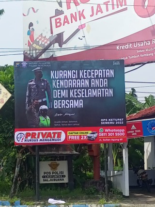 Sosialisasikan Budaya Tertib Lalin Satlantas Polres Ponorogo Pasang Banner