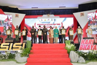 Penghargaan Tan Hana Dharma Mangrwa Dianugrahkan Kapolda Jatim di Acara Puncak Hari Bhayangkara ke 76