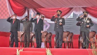 Upacara Hari Bhayangkara ke 76 di Lapangan Mapolda Jatim, terpusat secara virtual dari Akpol dengan Inspektur Upacara Presiden Joko Widodo