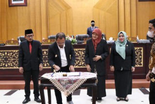 Rapat Paripurna DPRD Pertanggungjawaban Pelaksanaan APBD Surabaya Tahun Anggaran 2021