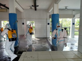Polres Batu Lakukan Penyemprotan Disinfektan Serentak Cegah Wabah PMK