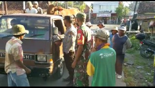 Cegah PMK Polres Pamekasan Lakukan Pemeriksaan Kendaraan Pengangkut Hewan Ternak di Perbatasan