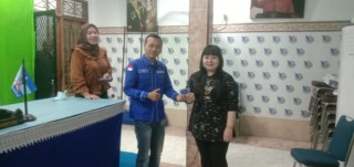 Ini Sosok Wanita Tegalsari Yang Kunjungi DPC Partai Demokrat Surabaya