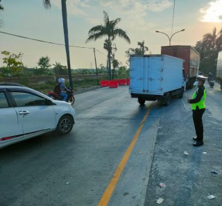 Jalan Lintas Kabupaten Diperbaiki Polres Lamongan Siapkan Jalur Alternatif