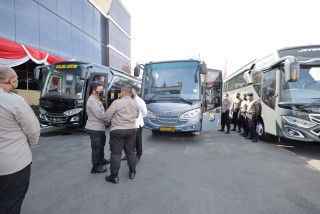 Kapolda Jatim Mengecek Langsung Tiga Bus Hibah, Diharapkan Dapat Menunjang Pelayanan Kepada Masyarakat