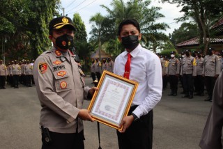 Kapolres Bangkalan Berikan Berbagai Reward Bagi Anggota Berprestasi