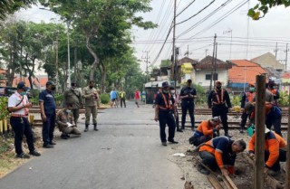 Lindungi Aset Negara, KAI Daop 8 Bongkar Bangli dikawasan Ambengan
