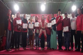 Warga Pakal Dan Benowo Dapat Bantuan  Beasiswa PIP Puti Guntur dari PDI Perjuangan