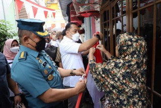 Jelang HUT Kemerdekaan RI , Walikota Surabaya Bagikan Ribuan Bendera