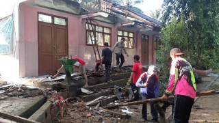 Kompak, Polisi Bersama Warga Bersihkan Puing Atap Sekolah yang Ambruk