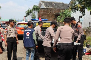 Tanggap Bencana, Polres Malang Terjunkan Personel Berikan Bantuan Sosial Warga Terdampak