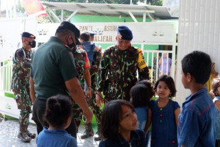Peringati HUT RI ke-77, Jajaran Sat Brimob Polda Jatim Secara Serentak Memberikan Santunan ke Anak Yatim