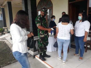 Wujudkan Ibadah Dengan Nyaman, Babinsa Bantu Amankan Gereja Di Cerme.