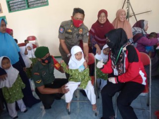 Dampingi Pelaksanaan BIAN, Babinsa Dukun Ingatkan Para Orang Tua Untuk Rutin Imunisasi Anak.
