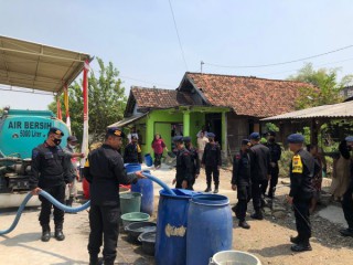 Brimob Polda Jatim Berikan Bantuan Air Bersih di Tiga Kabupaten/ Kota di Jatim