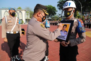 Kapolres Gresik Tegas Copot Satu Anggota Polres Gresik dengan Tidak Hormat