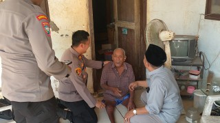 Disaksikan Kepala Desa Masaran, Polisi di Sampang ini Berikan Alat Bantu Dengar untuk Warganya