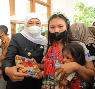 Gerakan Bagi 77 Ribu Bendera Merah Putih, Gubernur Khofifah : Pupuk Nasionalisme dan Cinta Merah Putih
