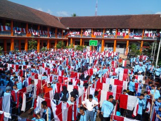 Bangkitkan Jiwa Nasionalisme, Pelajar Cuci Sang Merah Putih Secara Massal