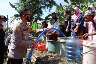 Polres Bondowoso Distribusikan Puluhan Ribu Liter Air Besih untuk Warga Terdampak Kekeringan di 6 Titik