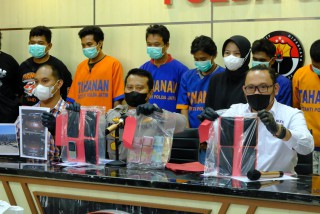 Polda Jatim Ungkap Kasus Penggelapan Gula Ravinasi Seberat 30 Ton