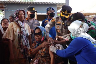 Polres Probolinggo Kota Bersama Forkopimda Dorong Percepatan Vaksinasi Difteri di Gili Ketapang