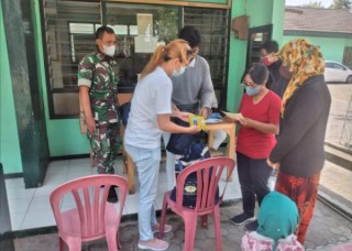 Bekerjasama Dengan Yayasan Buddha Tzu Chi Koramil 0830/06 Benowo Bagikan Paket Sembako