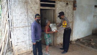 Polres Probolinggo Bagikan Sembako pada Masyarakat di Kecamatan Gading