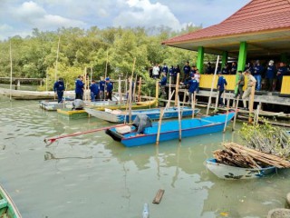 Peduli Lingkungan, Polisi di Gresik Tanam Mangrove di Hari Perhubungan Nasional