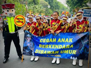Bidhumas Polda Jatim dan Satlantas Polrestabes Roadshow Kamseltibcar Lantas di Area Car Free Day Taman Bungkul