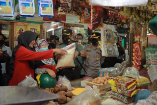 Pastikan Harga Bahan Pokok Aman Pasca Kenaikan BBM, Kapolres Jember dan Dandim Cek Pasar