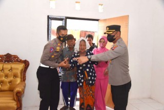 Polres Lamongan Bantu Bedah Rumah Mbok Inah