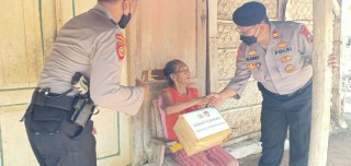 Samapta Berkah Polres Ponorogo, Bagikan Puluhan Paket Sembako Kepada Lansia