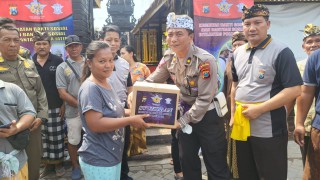 Polantas Polda Jatim Bersihkan Tempat Ibadah dan Berikan Bansos pada Masyarakat