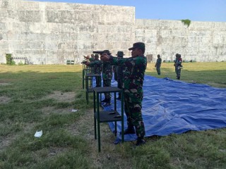 Asah Kemampuan Prajurit, Kodim 0830/Surabaya Utara Gelar Latihan Menembak