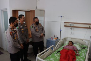 Kabiddokkes Polda Jatim Berikan Progam Kartu Bhayangkara Prioritas dan Home Visite Pasien