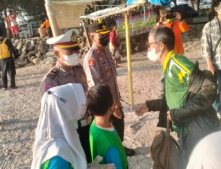 World Cleanup Day 2022, Polres Tanjung Perak Surabaya Bersih – bersih Pantai Kenjeran
