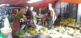 Komsos Babinsa Sidotopo Bersama Pedagang Pasar