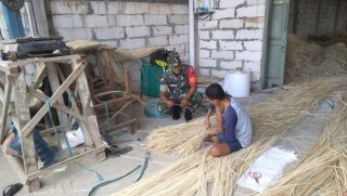 Bangkit Dari Keterpurukan, Pengrajin Rotan Desa Domas Punya Cara Sendiri Saat Disambangi Babinsa.
