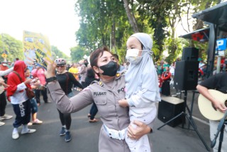 Meriahkan Car Free Day, Mobil Anggrek Semeru Ditbinmas Polda Jatim Lakukan Sosialisasi Layanan Kepolisian