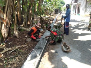 Babinsa Ujungpangkah Bantu Membangun Jalan Desa Demi Kesejahteraan Masyarakat