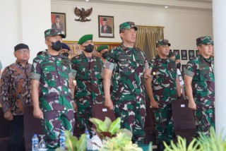 Kontingen Sepak Bola Liga Santri Piala KSAD Kodam V/Brawijaya di Berangkatkan oleh Pangdam