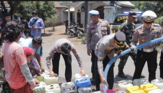 Polres Pasuruan Suplai Air Bersih Untuk Warga Terdampak Kekeringan