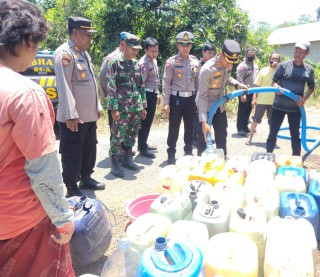 Satlantas Polres Pasuruan Peduli Masyarakat Kekurangan Air Bersih