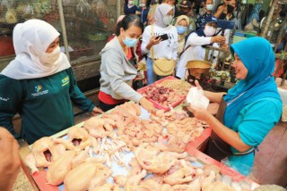 Gubernur Khofifah Blusukan Ke Pasar Untuk Pastikan Harga Bapok Tetap Stabil